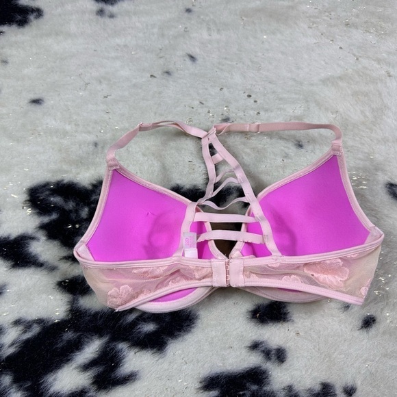 Pink Victoria’s Secret Women’s Pink Lace Razor Back Lightly Lined Bra Size 32D - Picture 2 of 5